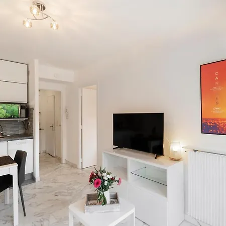 2 Pièces Au Calme Proche Martinez Avec Parking Privé Appartement Cannes